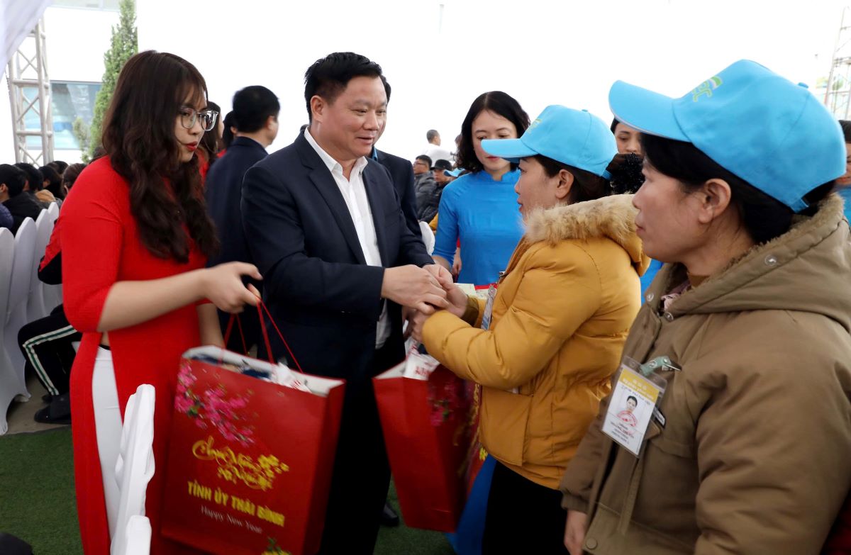 Secretary of the Provincial Party Committee and Chairman of the People's Committee of Thai Binh province Nguyen Khac Than presents Tet gifts to workers in difficult circumstances. Photo: Nam Hong
