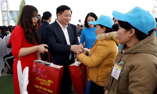 Bí thư Tỉnh ủy, Chủ tịch UBND tỉnh Thái Bình Nguyễn Khắc Thận trao quà Tết tặng công nhân lao động có hoàn cảnh khó khăn. Ảnh: Nam Hồng