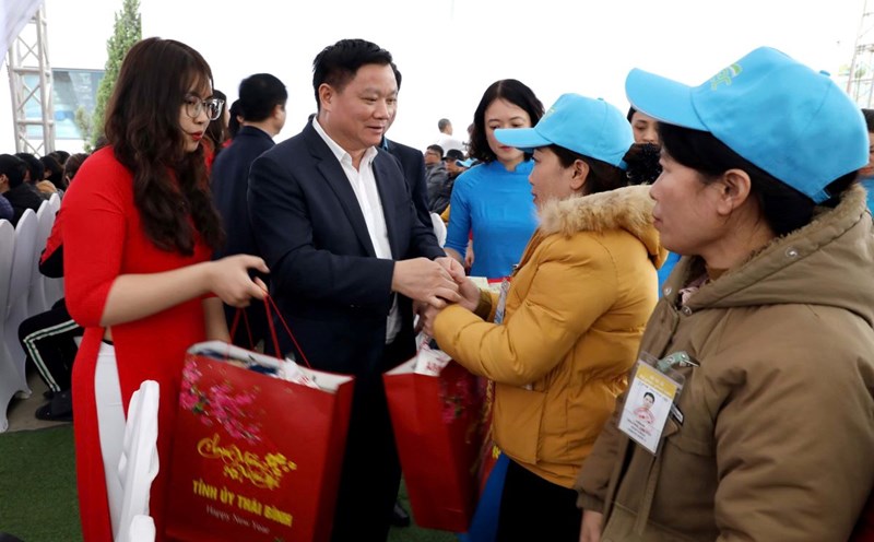 Secretary of the Provincial Party Committee and Chairman of the People's Committee of Thai Binh province Nguyen Khac Than presents Tet gifts to workers in difficult circumstances. Photo: Nam Hong