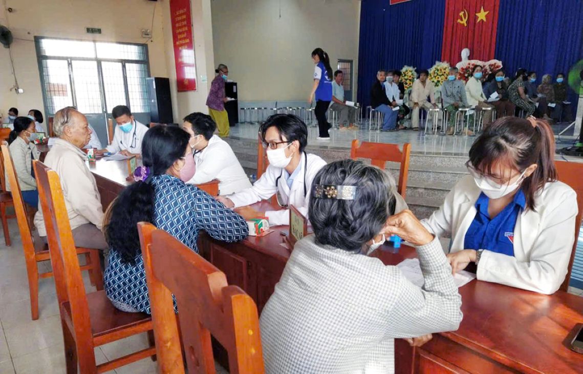 To chuc kham benh, cap thuoc mien phi tai chuong trinh “Xuan tinh nguyen” va “Tet Quan dan“. Anh: Nghiem Tuc