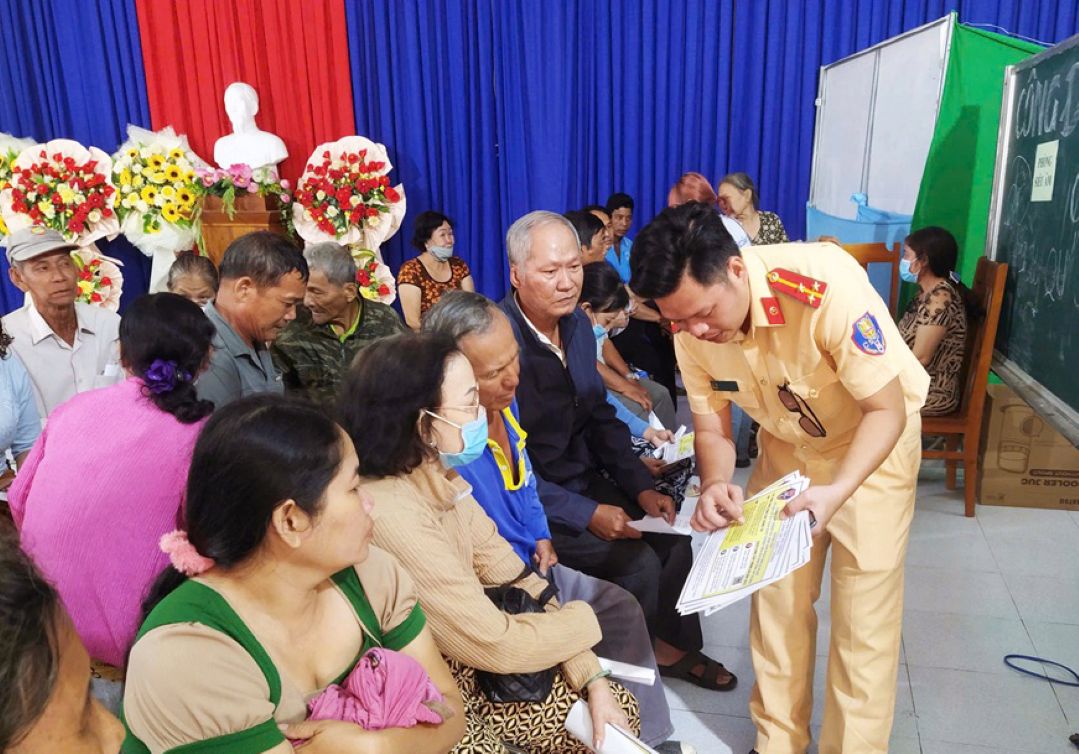 Dip nay luc luong Cong an cung long ghep viec tuyen truyen, phat dong phong trao “Toan dan tham gia phat hien, cung cap thong tin, hinh anh phan anh vi pham hanh chinh ve trat tu, an toan giao thong“. Anh: Nghiem Tuc