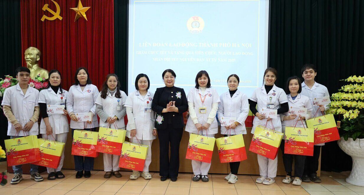 Ms. Nguyen Thi Thu Thuy - Vice President of Hanoi City Labor Federation presented gifts to support workers of Traditional Medicine General Hospital. Photo: Ngoc Anh