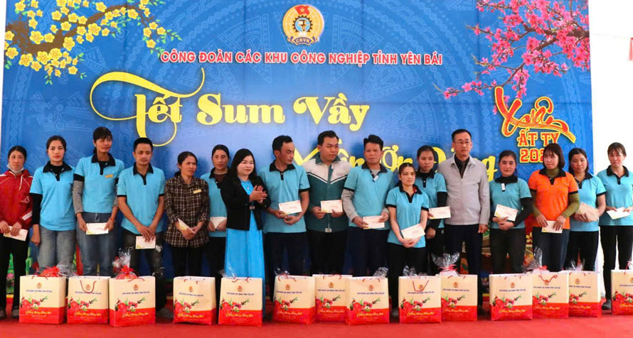 Ms. Dinh Thi Hong Lan - Chairwoman of the Trade Union of Industrial Parks of Yen Bai province presented gifts to union members and workers. Photo: Bao Nguyen