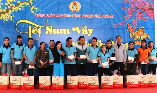 Bà Đinh Thị Hồng Lan - Chủ tịch Công đoàn Các khu công nghiệp tỉnh Yên Bái trao quà cho đoàn viên, công nhân lao động. Ảnh: Bảo Nguyên