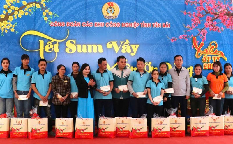 Ms. Dinh Thi Hong Lan - Chairwoman of the Trade Union of Industrial Parks of Yen Bai province presented gifts to union members and workers. Photo: Bao Nguyen