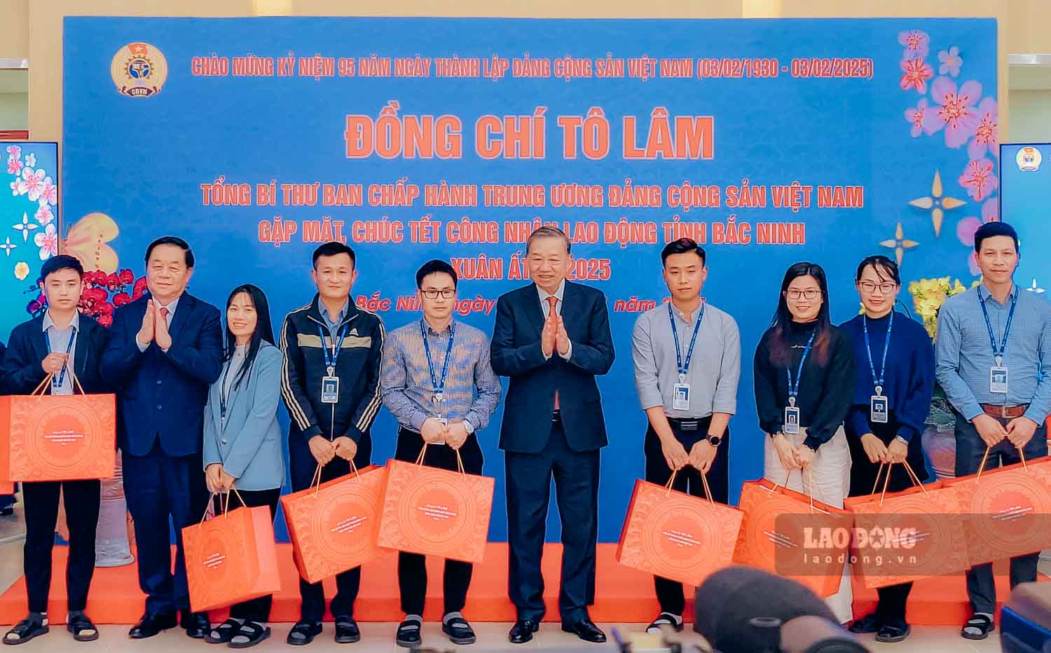 General Secretary To Lam and Head of the Central Propaganda Department Nguyen Trong Nghia presented gifts to workers in Bac Ninh province. Photo: Phu Den