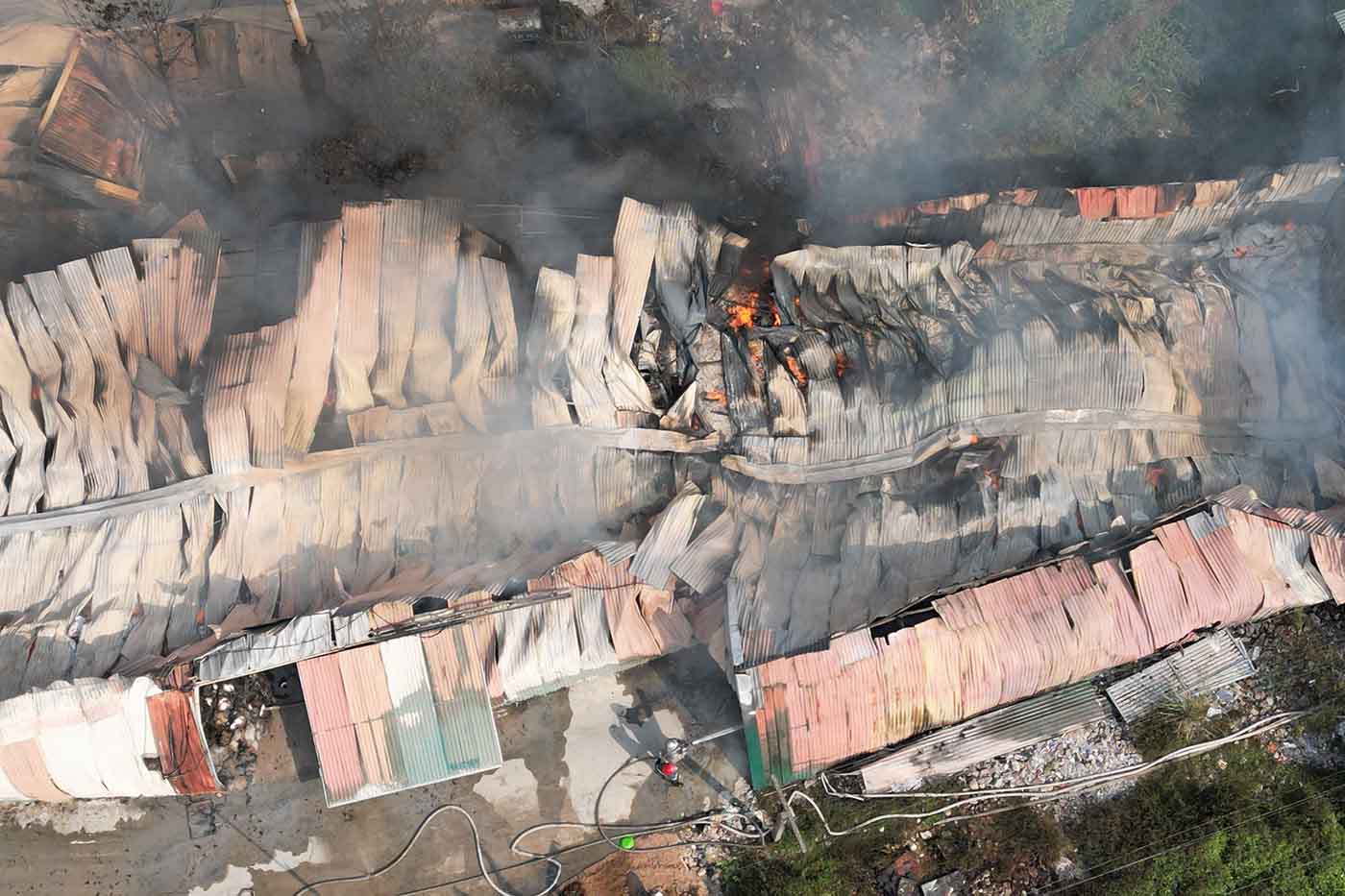 The fire spread quickly and collapsed the roof of the warehouse. Photo: Huu Chanh