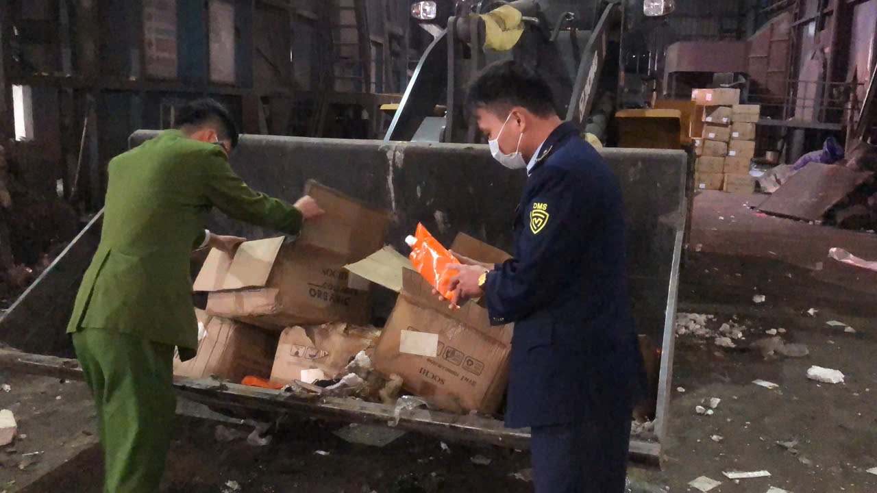 Cục QLTT tỉnh Hải Dương vừa tiêu hủy gần 2000 sản phẩm mỹ phẩm không rõ xuất xứ. Ảnh: Cục QLTT tỉnh Hải Dương