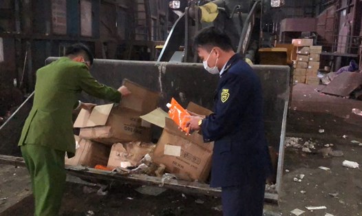 Cục QLTT tỉnh Hải Dương vừa tiêu hủy gần 2000 sản phẩm mỹ phẩm không rõ xuất xứ. Ảnh: Cục QLTT tỉnh Hải Dương