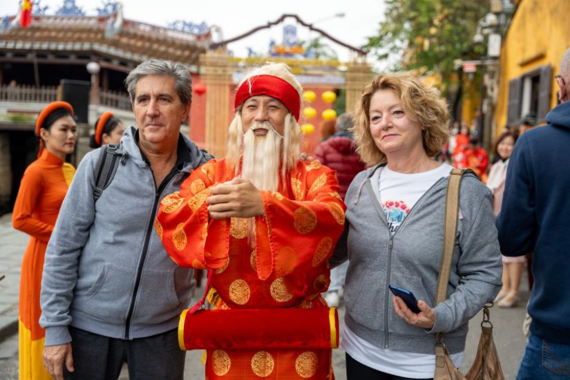 A group of Italian tourists were warmly welcomed when they visited Hoi An on the first day of 2025. Photo: Huy Nguyen