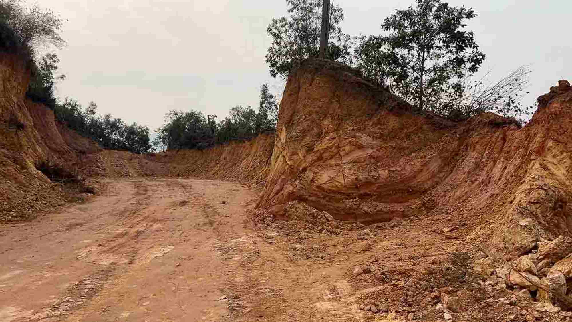 Many hilly and mountainous areas in Soc Son are illegally exploited, causing loss of local mineral resources. Photo: PV Group
