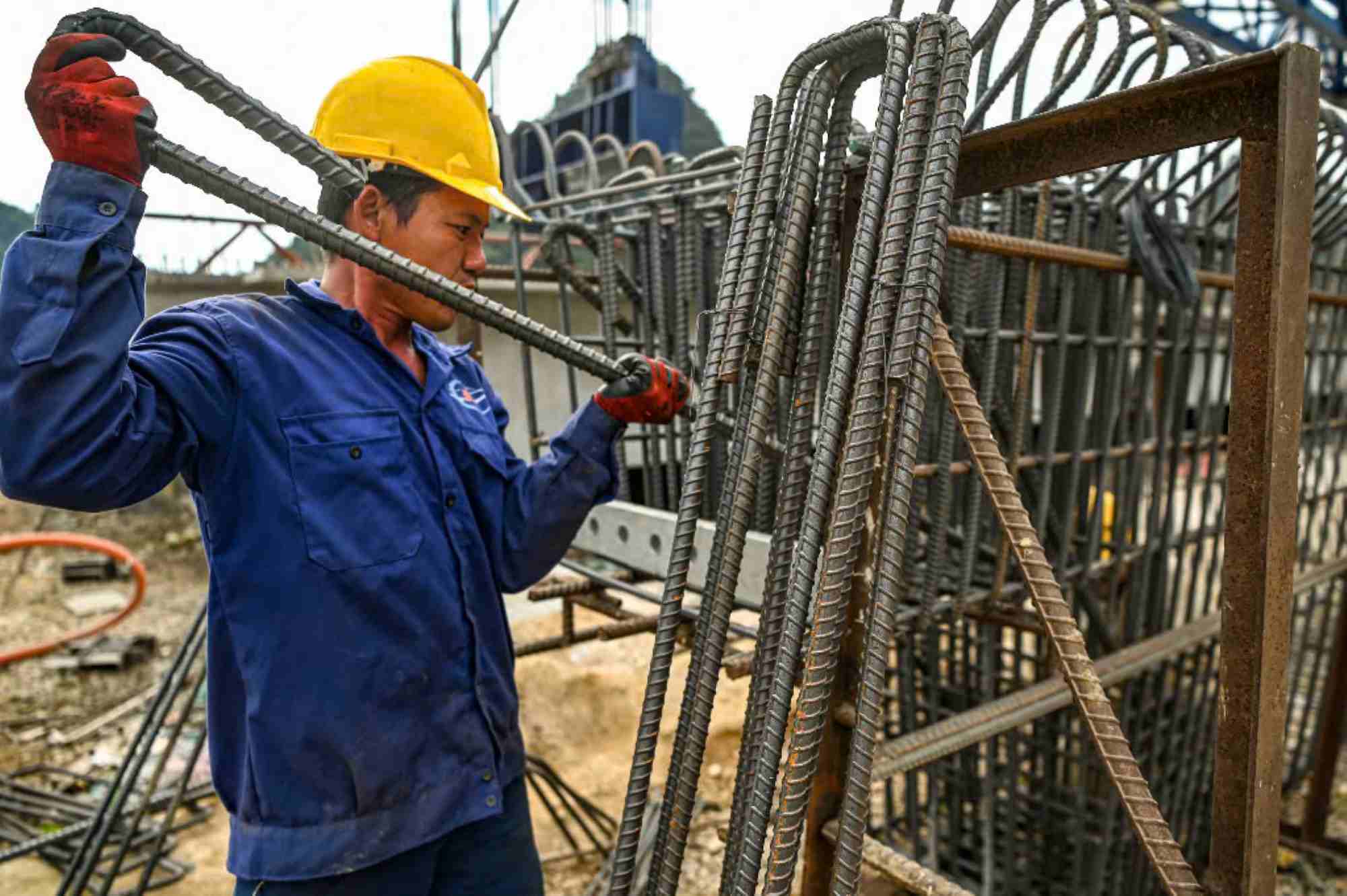 Workers are busy working on the Dong Dang - Tra Linh expressway project. Photo: Khanh Linh