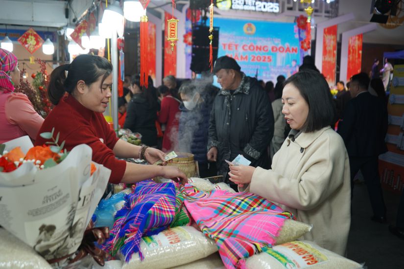 Workers in Hai Phong City eagerly shop at the 2025 Trade Union Tet Market. Photo: Mai Dung