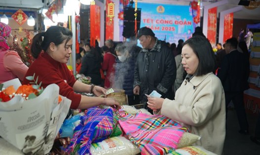 Công nhân lao động TP Hải Phòng háo hức mua sắm tại Chợ Tết Công đoàn 2025. Ảnh: Mai Dung