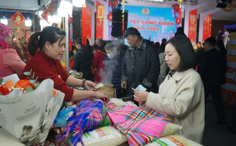 Workers in Hai Phong City eagerly shop at the 2025 Trade Union Tet Market. Photo: Mai Dung