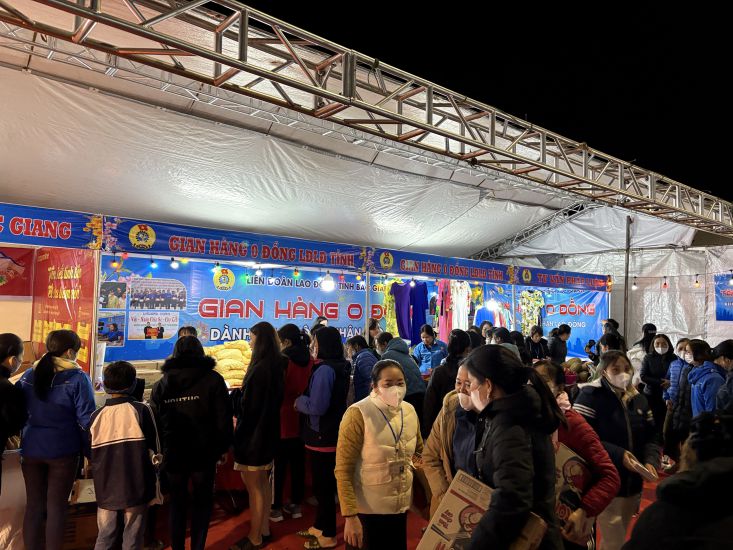 The zero-dong booth attracted the attention of many workers at the program. Photo: Bao Han