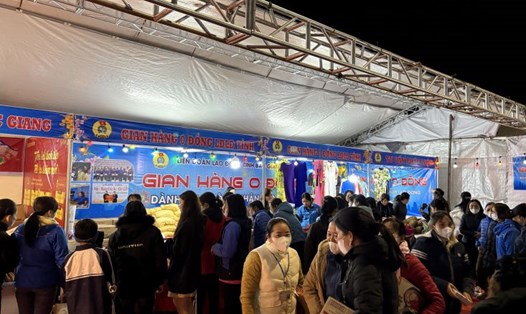 Gian hàng 0 đồng thu hút sự quan tâm của đông đảo công nhân lao động tại chương trình. Ảnh: Bảo Hân