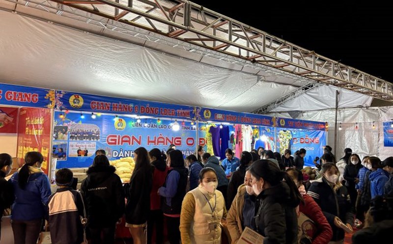 The zero-dong booth attracted the attention of many workers at the program. Photo: Bao Han