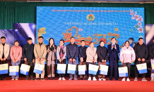 LĐLĐ tỉnh Sơn La đã trao tặng 100 suất quà Tết trị giá 100 triệu đồng và gần 50 tấm vé nghĩa tình để đoàn viên, người lao động về quê đón Tết. Ảnh: Đặng Tình