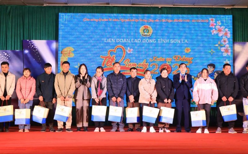 The Son La Provincial Federation of Labor has presented 100 Tet gifts worth 100 million VND and nearly 50 charity tickets for union members and workers to return home for Tet. Photo: Dang Tinh