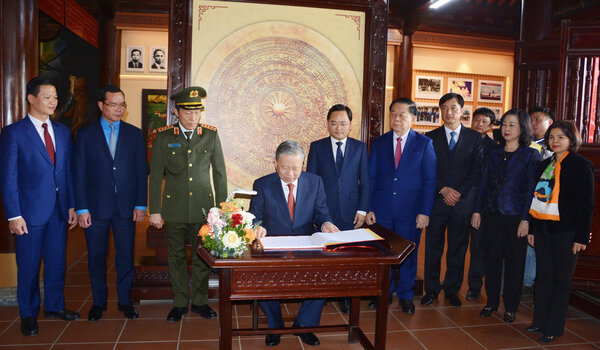 Tong Bi thu To Lam ghi So luu but tai Nha luu niem, khu trung bay tu lieu, hien vat, nha luu niem co Tong Bi thu Nguyen Van Cu. Anh: Hong Ha  