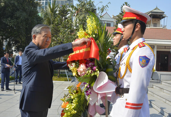 General Secretary To Lam offers flowers in memory of General Secretary Nguyen Van Cu. Photo: Hong Ha