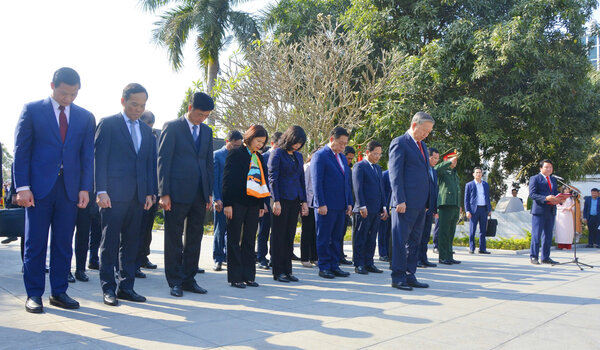 Tong Bi thu To Lam cung lanh dao Dang, Nha nuoc va lanh dao tinh Bac Ninh tuong niem Tong Bi thu Nguyen Van Cu. Anh: Hong Ha