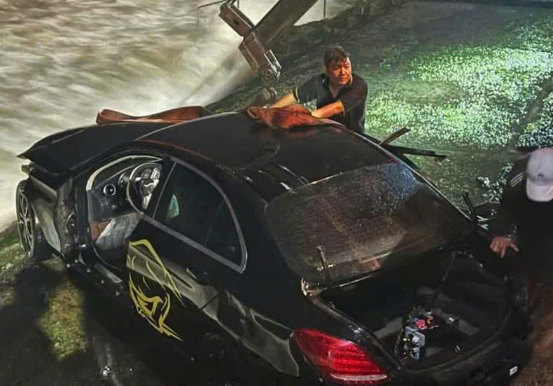 Image of luxury car plunging into Nha Trang beach in the early morning of January 13. Photo: Phuong Linh