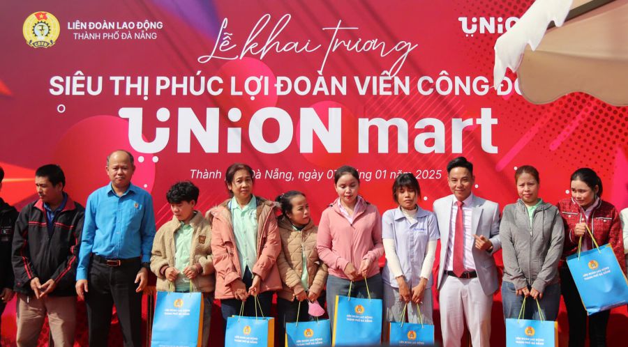 Da Nang City Labor Federation in coordination with relevant units presented gifts to workers in difficult circumstances at the workers' housing area. Photo: Nguyen Linh