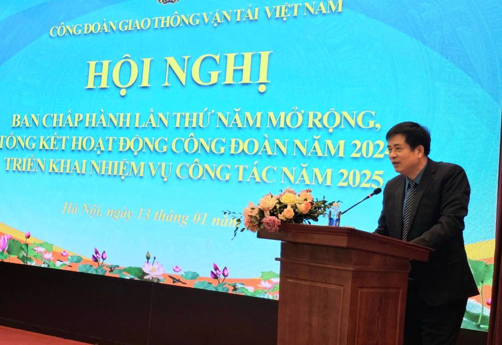 Ông Phạm Hoài Phương, Chủ tịch Công đoàn Giao thông Vận tải Việt Nam phát biểu tại hội nghị. Ảnh: Hà Anh