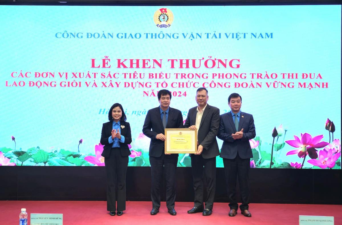 Mr. Nguyen Minh Dung - Member of the Presidium, Chairman of the Inspection Committee of the Vietnam General Confederation of Labor (2nd from right) - awarded the Certificate of Merit of the Vietnam General Confederation of Labor to the Vietnam Transport Trade Union. Photo: Ha Anh