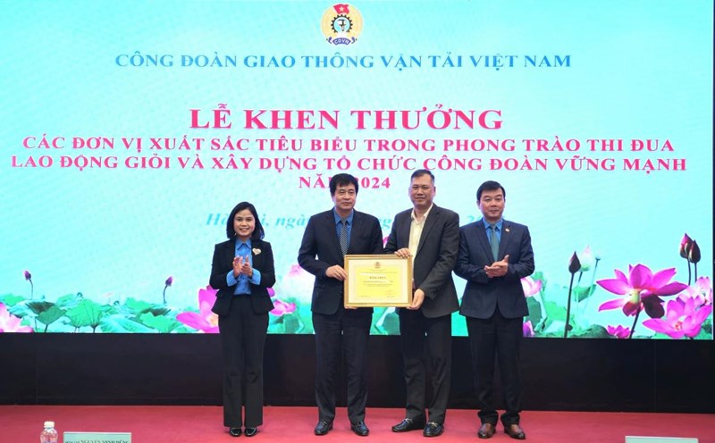 Mr. Nguyen Minh Dung - Member of the Presidium, Chairman of the Inspection Committee of the Vietnam General Confederation of Labor (2nd from right) - awarded the Certificate of Merit of the Vietnam General Confederation of Labor to the Vietnam Transport Trade Union. Photo: Ha Anh