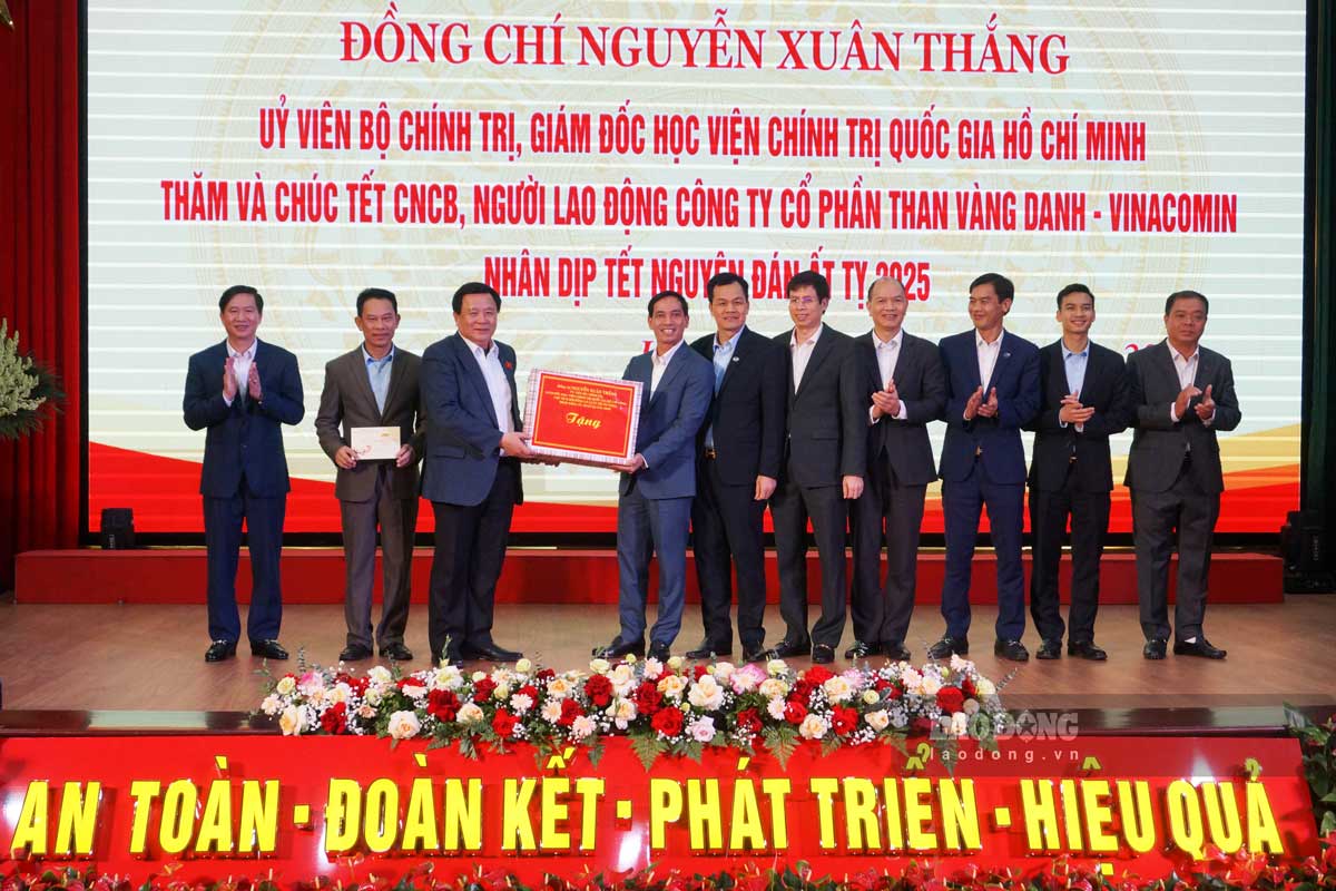 Mr. Nguyen Xuan Thang - Member of the Politburo, Director of the Ho Chi Minh National Academy of Politics, Chairman of the Central Theoretical Council - presented gifts to Vang Danh Coal Company. Photo: Doan Hung