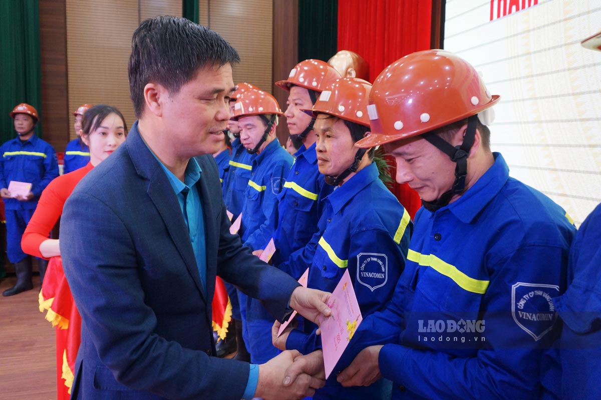 Ông Ngọ Duy Hiểu, Phó Tổng Liên đoàn Lao động Việt Nam tặng quà cho công nhân, người lao động Công ty Than Vàng Danh. Ảnh: Đoàn Hưng