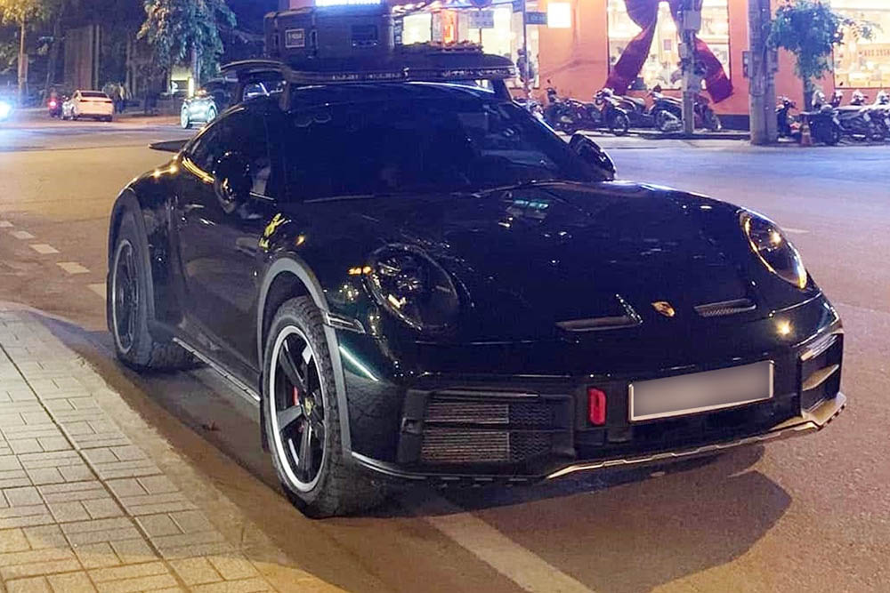 The fifth Porsche 911 Dakar appeared in Vietnam with a HCMC license plate. Photo: Quang Tri