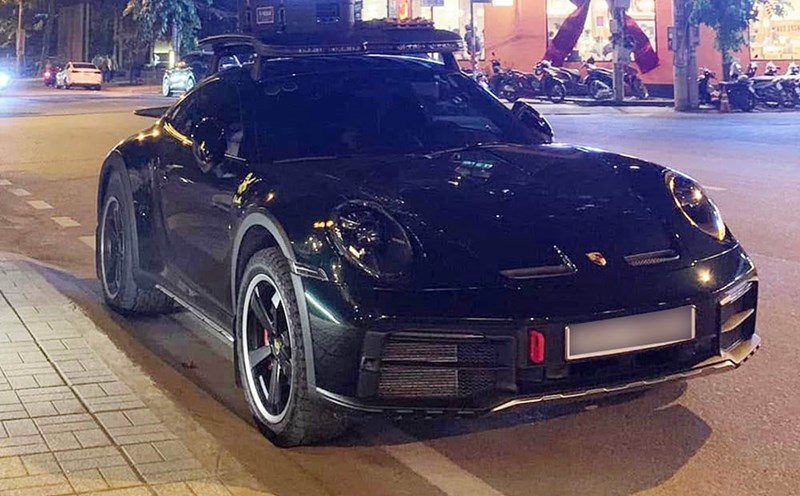 The fifth Porsche 911 Dakar appeared in Vietnam with a HCMC license plate. Photo: Quang Tri