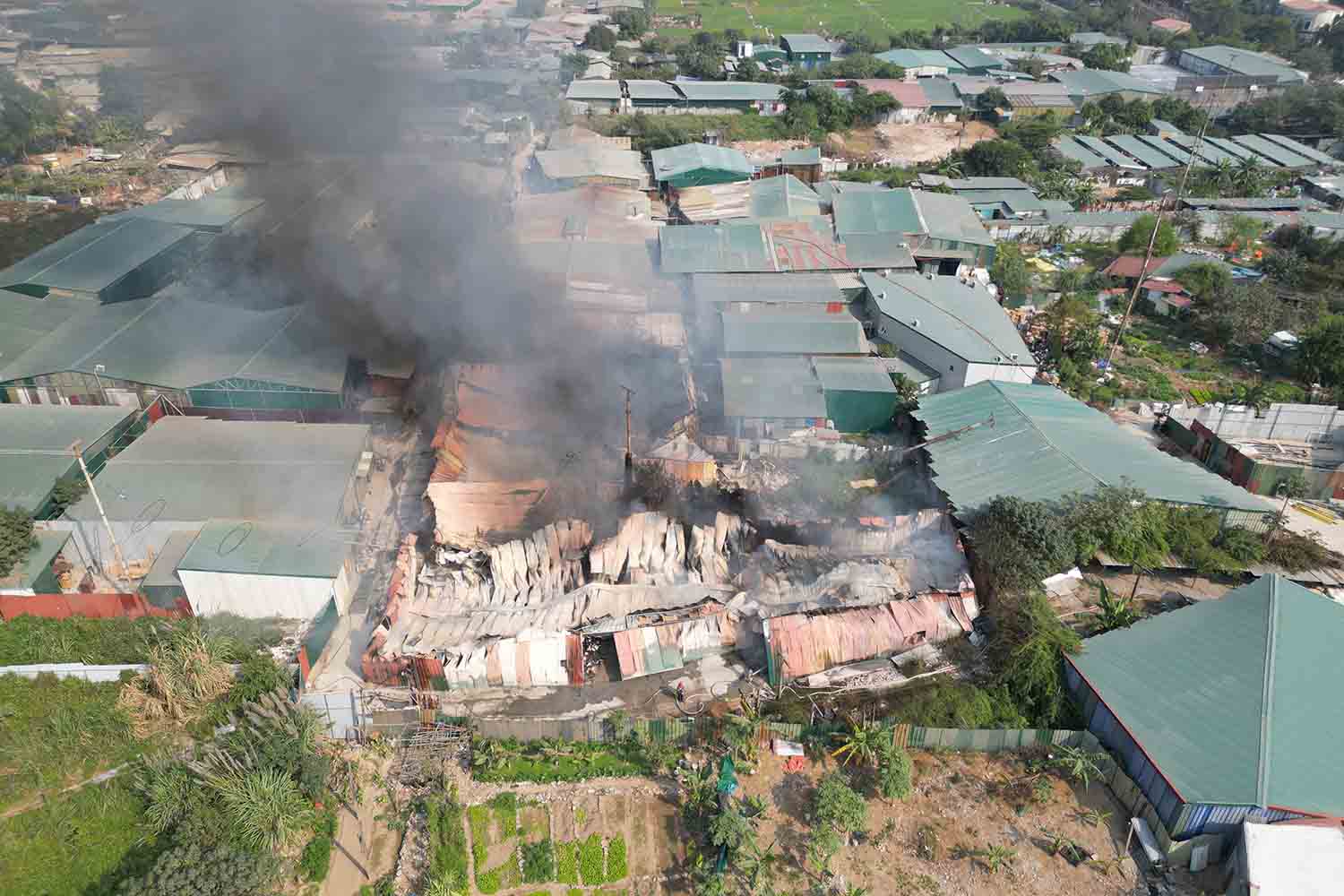 Hiện trường vụ cháy 6 kho xưởng tại khu cánh đồng xã Tân Triều (Thanh Trì, Hà Nội), trưa 13.1. Ảnh: Hữu Chánh