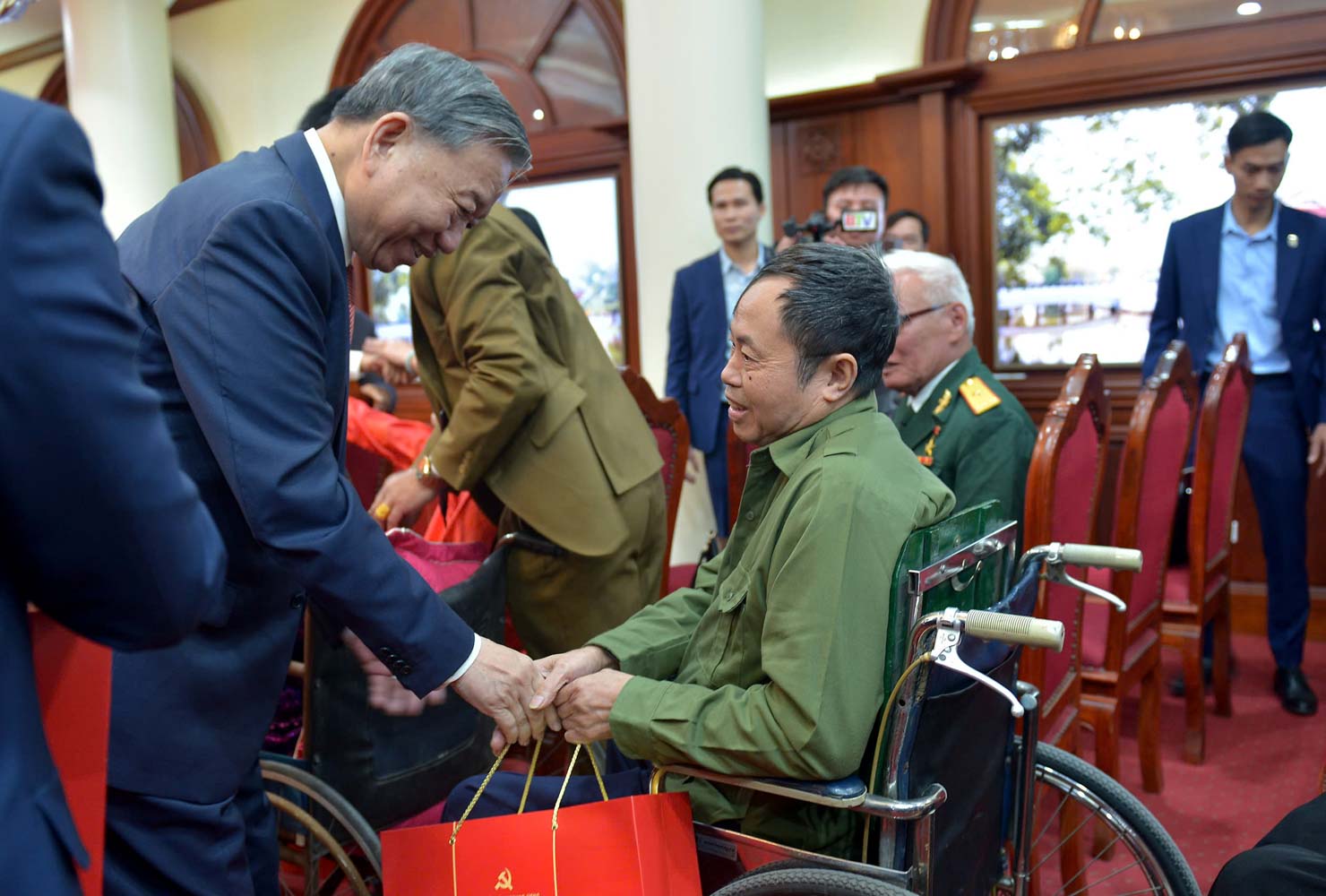 Tong Bi thu To Lam tang qua Tet cac thuong binh, benh binh. Anh: Bac Ninh  