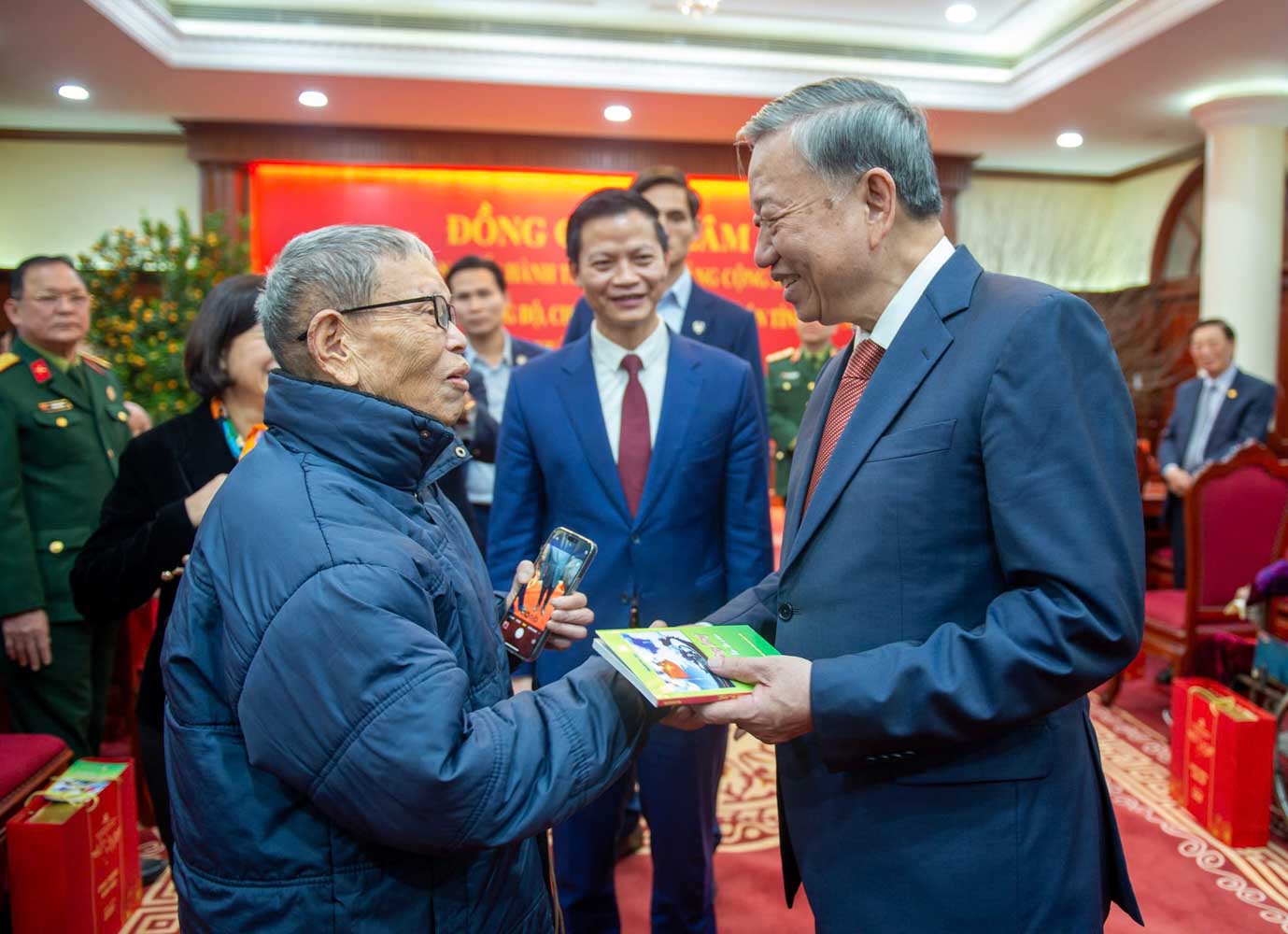General Secretary To Lam talks with People's Teacher and Labor Hero Nguyen Duc Thin. Photo: Bac Ninh