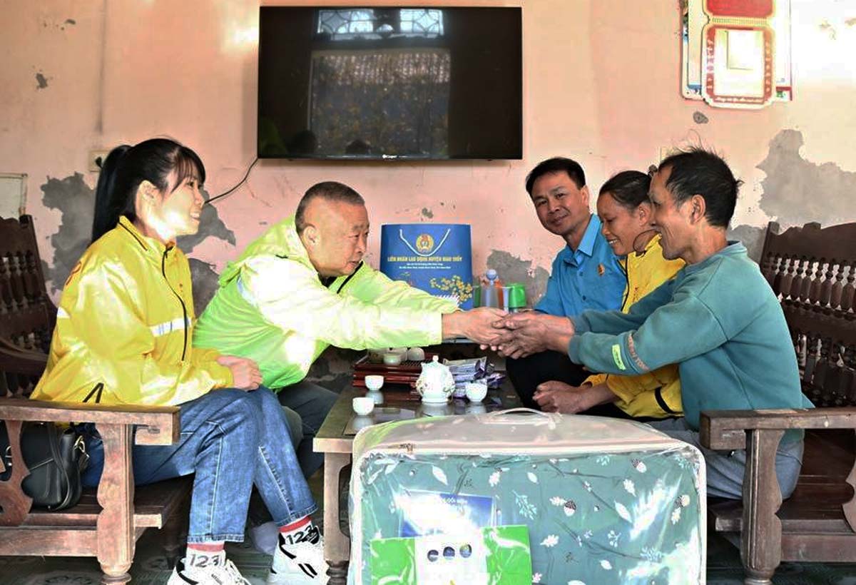 The delegation encouraged union members and workers. Photo: Giao Thuy District Portal