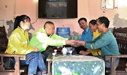 Đoàn công tác động viên đoàn viên, người lao động. Ảnh: Cổng TTĐT huyện Giao Thủy