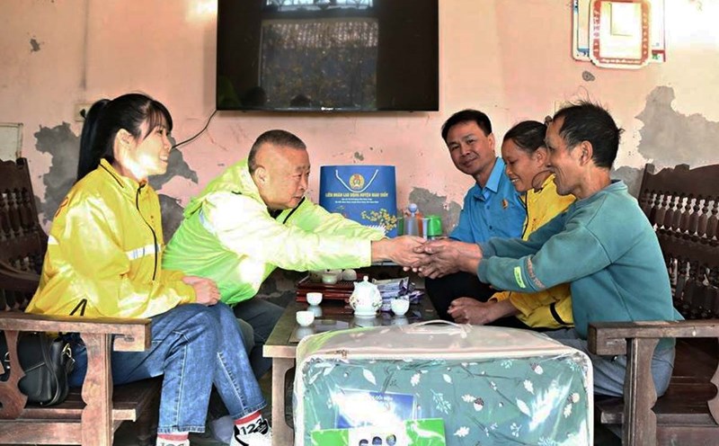 The delegation encouraged union members and workers. Photo: Giao Thuy District Portal