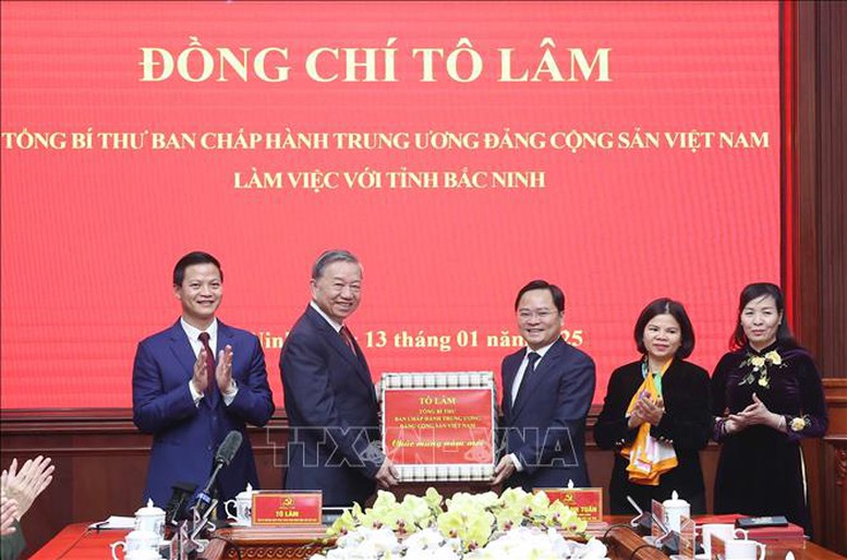 Tổng Bí thư Tô Lâm tặng quà cho Đảng bộ, chính quyền và nhân dân tỉnh Bắc Ninh. Ảnh: TTXVN 