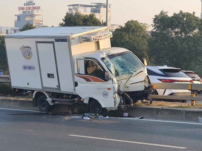 A serious traffic accident occurred on Vo Nguyen Giap Street (Dong Anh District, Hanoi) causing 3 deaths. Photo: Le Hung