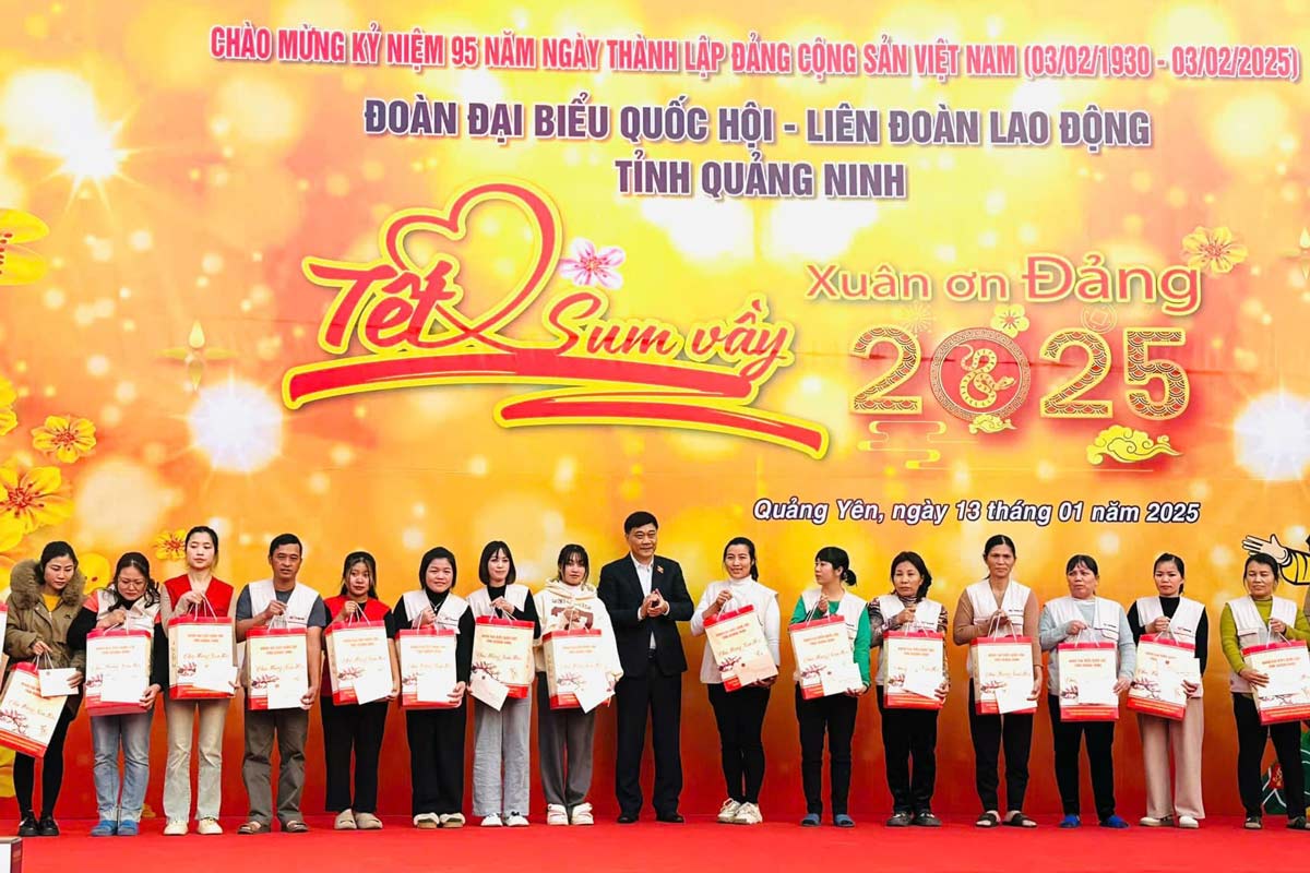 Mr. Vu Hong Thanh - Chairman of the National Assembly's Economic Committee - presented gifts to workers and laborers in Quang Yen town, Quang Ninh province. Photo: Quang Ninh Labor Federation