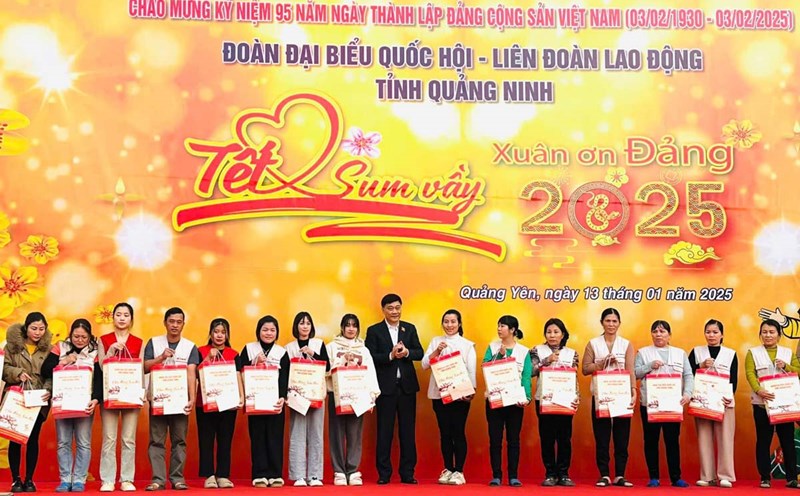 Mr. Vu Hong Thanh - Chairman of the National Assembly's Economic Committee - presented gifts to workers and laborers in Quang Yen town, Quang Ninh province. Photo: Quang Ninh Labor Federation