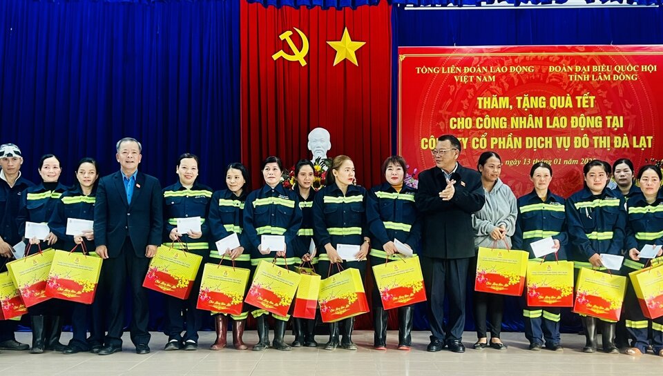 100 meaningful Tet gifts were handed out to environmental workers in Da Lat by the National Assembly Delegation and the Lam Dong Provincial Labor Federation. Photo: Duc Lam