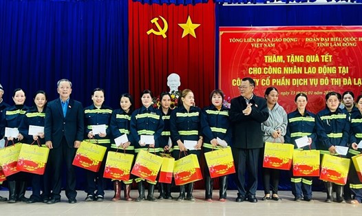 100 phần quà Tết đầy ý nghĩa được Đoàn Đại biểu Quốc hội và LĐLĐ tỉnh Lâm Đồng trao tận tay công nhân môi trường ở Đà Lạt. Ảnh: Đức Lâm