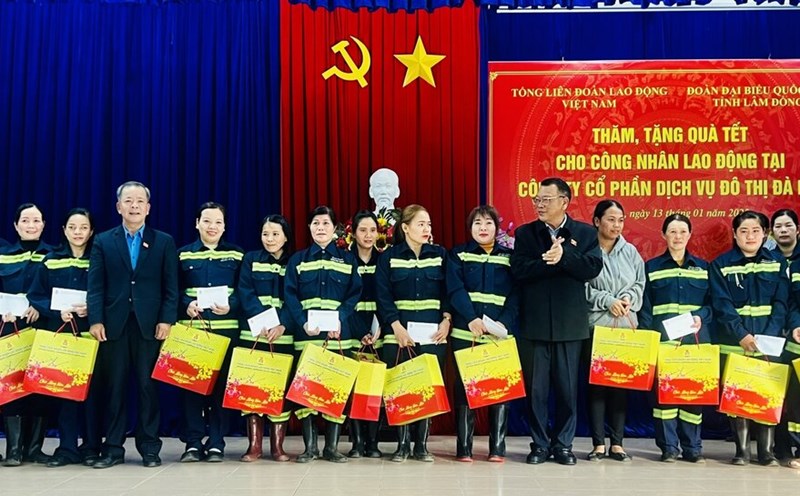 100 meaningful Tet gifts were handed out to environmental workers in Da Lat by the National Assembly Delegation and the Lam Dong Provincial Labor Federation. Photo: Duc Lam