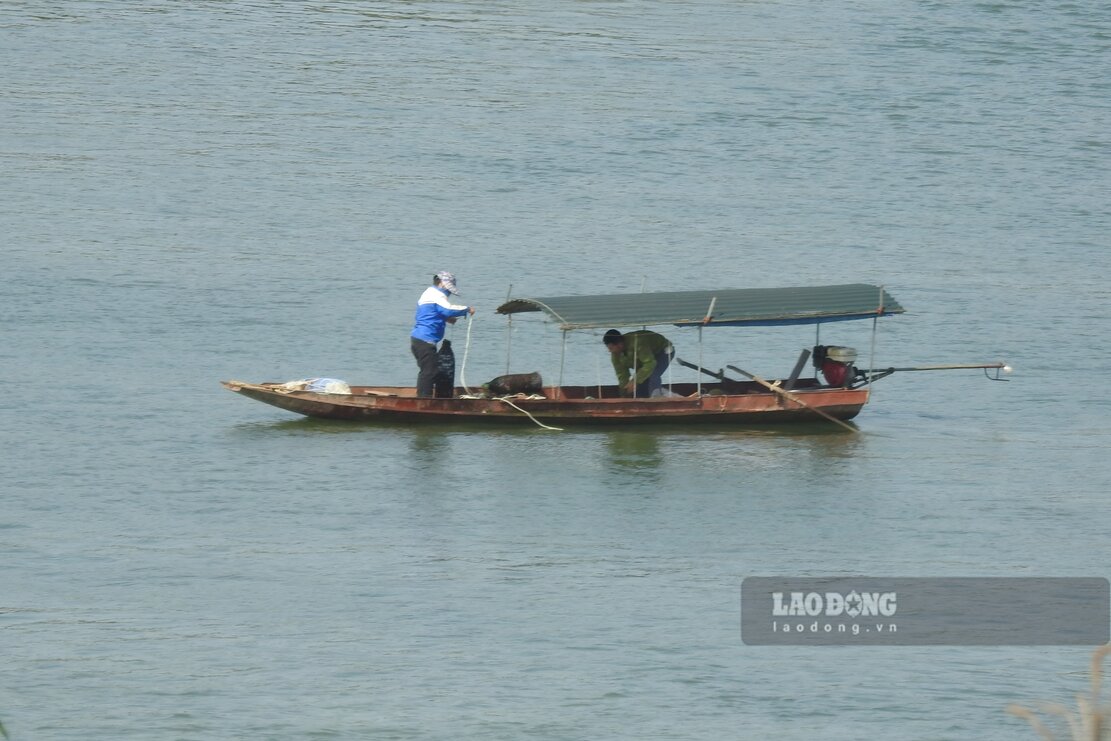 Mực mước sông Lô biến đổi nhanh trong 4 ngày qua. Ảnh: Tô Công.